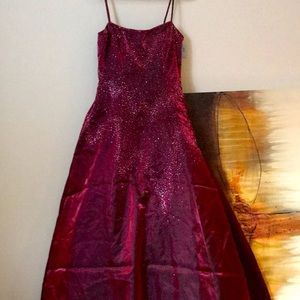 beautiful burgundy prom dress - nice lining, flattering seams, and built in bra